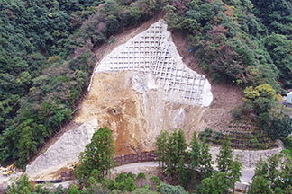 掘削＆土砂搬出作業中