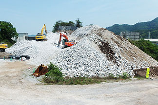 掘削・土砂運搬作業中